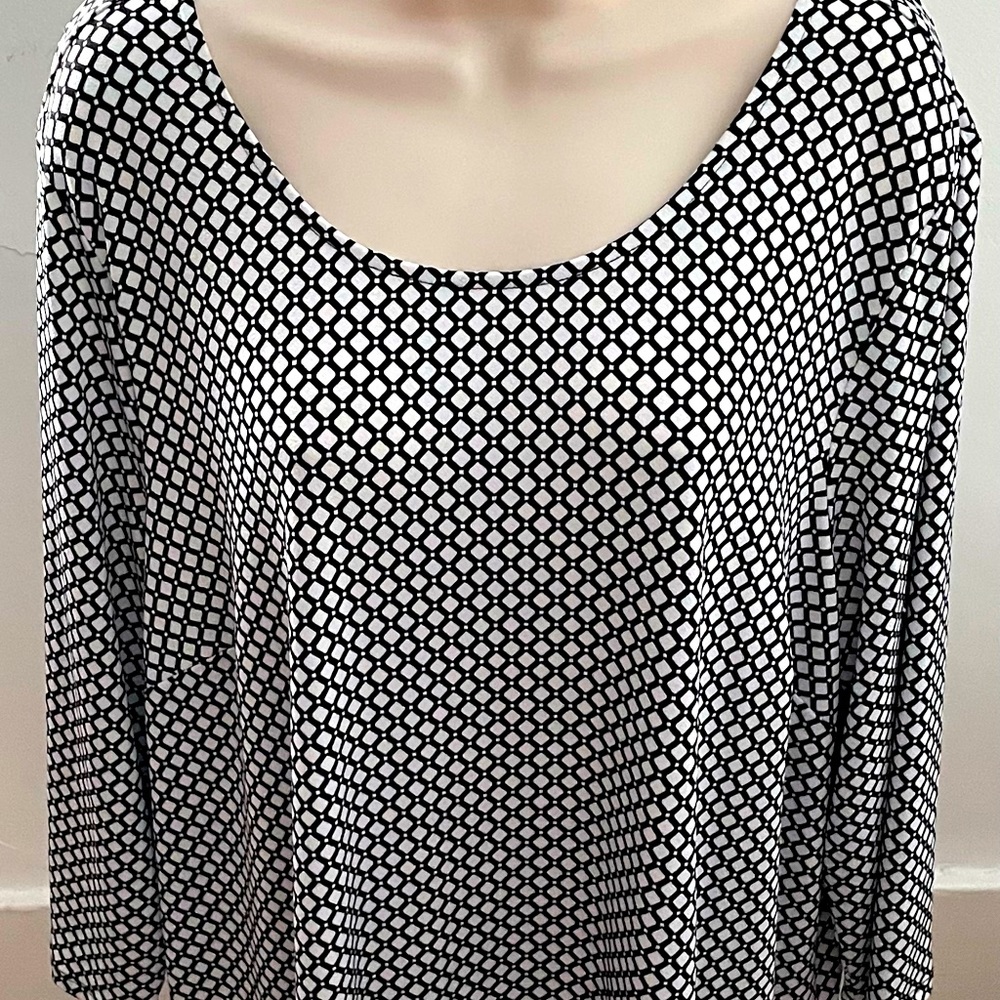 Adrianna Papell geometric black white ruffle on the bottom blouse size 2X boho